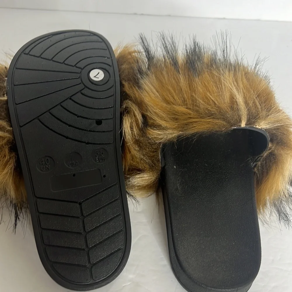 WOMANS FURRY SLIP ON SANDALS SIZE 7